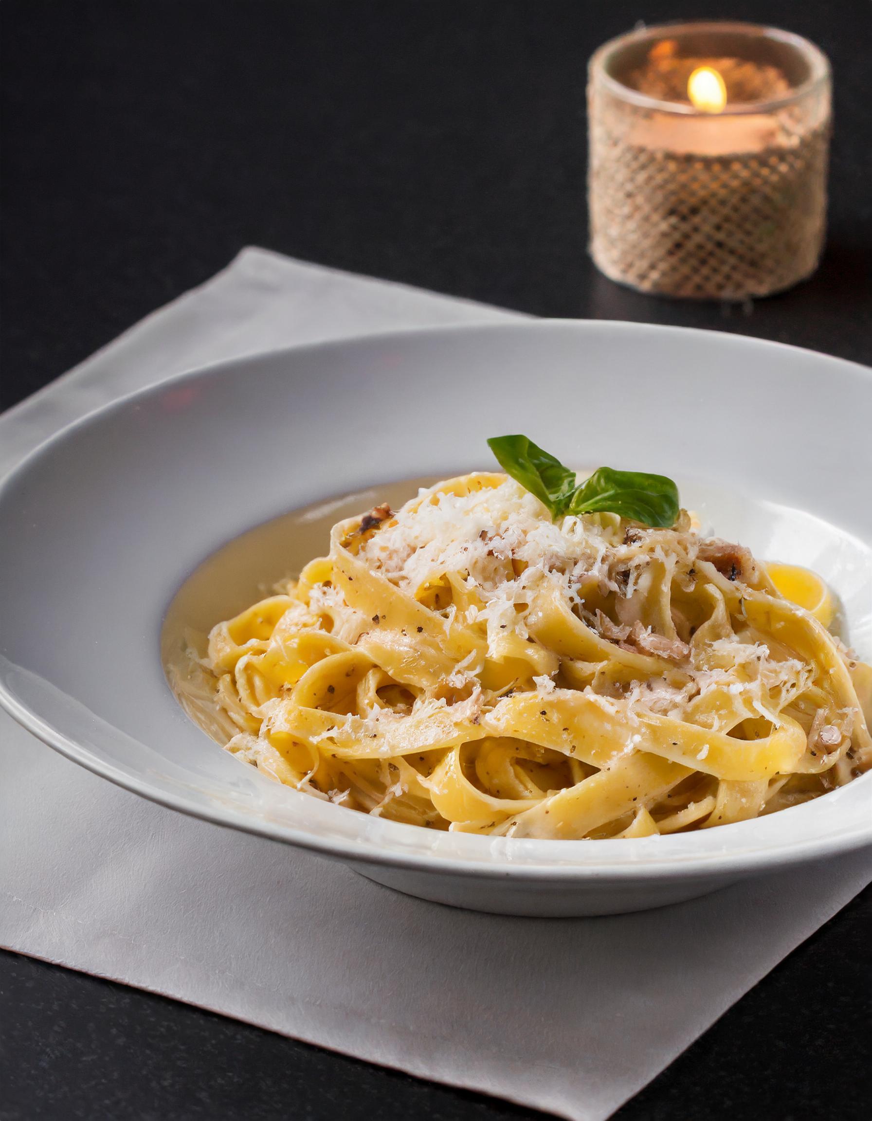 Holzofen-Pizza mit frischen Basilikumblättern und geschmolzenem Mozzarella