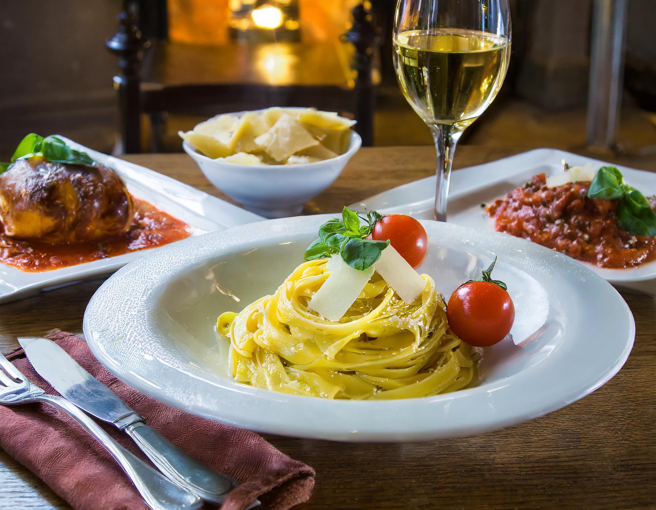 Elegante Präsentation italienischer Gerichte in einem gemütlichen Ambiente